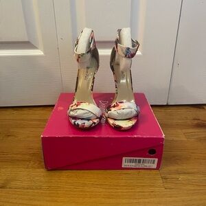 Dream Pairs Multicolor Floral Heels